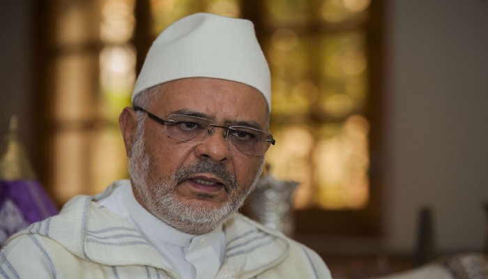 رئيس اتحاد العلماء يثير غضبا في الجزائر ويحرج الإسلاميين.. ما القصة؟