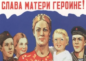 الأم البطلة.. بوتين يعيد جائزة سوفييتية تشجع على إنجاب الأطفال