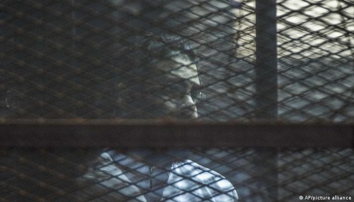 علاء عبدالفتاح يصعد من إضرابه عن الطعام.. وأسرته: حالته تتدهور