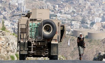 رغم سريان الهدنة.. الجيش اليمني يعلن مقتل 13 جنديا بنيران الحوثيين