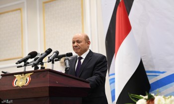 قادما من الإمارات.. رئيس مجلس القيادة اليمني يصل السعودية في زيارة خاصة