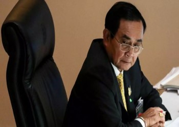 المحكمة الدستورية التايلاندية تلزم رئيس الوزراء بالتنحي عن منصبه