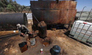 كارثة بيئية.. استخراج الوقود من البلاستيك المحترق في قطاع غزة المحاصر