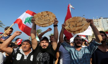 فايننشال تايمز: الأزمة الاقتصادية تدفع اللبنانيين إلى حافة الهاوية