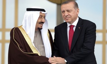 العاهل السعودي وولي عهده يهنئان أردوغان بعيد النصر