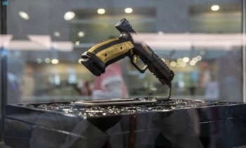 ذات الألوان المبهجة.. السعوديات يقبلن على شراء الأسلحة بمعرض الصقور