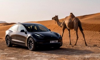 تسلا تختبر سياراتها الكهربائية في صحراء دبي (صور)