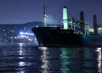 جنوح سفينة حبوب أوكرانية بإسطنبول يغلق مضيق البوسفور (صور)