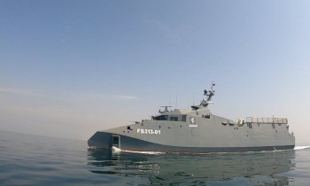 إحداها باسم "سليماني".. إيران تكشف عن 3 سفن حربية جديدة (صور)