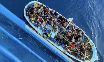 سفينة مصرية تنقذ قارب هجرة غير شرعية من الغرق في البحر المتوسط