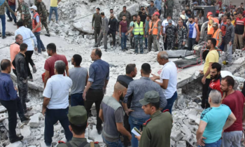 مصرع 10 في انهيار مبنى بحلب السورية واتهامات للأسد وروسيا (صور وفيديو)