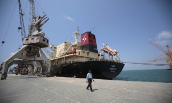 الحكومة اليمنية تسمح لـ4 سفن وقود بدخول ميناء الحديدة.. والسعودية ترحب