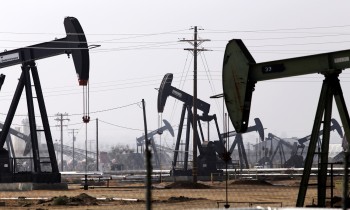 النفط إلى انخفاض أسبوعي رغم ارتفاع أسعاره بدعم الإمدادات المهددة