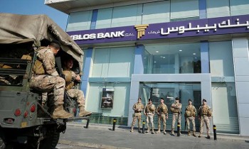 الثالث في 3 أيام.. اقتحام بنك لبناني جديد والفاعل يسلم نفسه