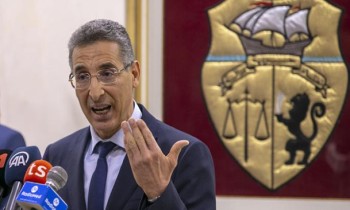 وزير داخلية تونس يحيل نفسه للتحقيق ويبرؤها.. وناشطون يسخرون