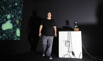 فنان فرنسي يعمل على تشكيل ذاكرة الصوت في قطر