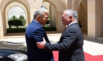 قبيل اقتحامات الأقصى.. محادثات متقدمة لعقد لقاء بين لابيد وملك الأردن