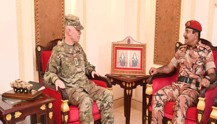 قائد القوات البرية للقيادة الوسطى الأمريكية يبحث العلاقات العسكرية مع عمان