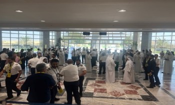 موظفو الخطوط الجوية الكويتية يحتجون على تدني رواتبهم (فيديو)