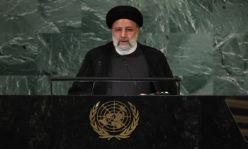 الرئيس الإيراني يرفع صورة سليماني في الجمعية العامة (فيديو)