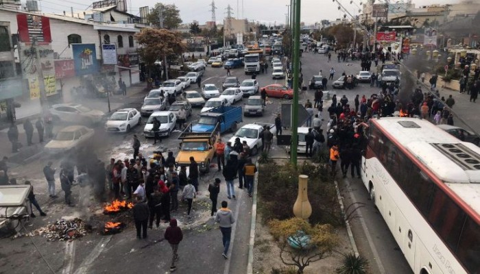 ارتفاع حصيلة قتلى اجتجاجات إيران إلى 17.. والسلطات تقيد الإنترنت