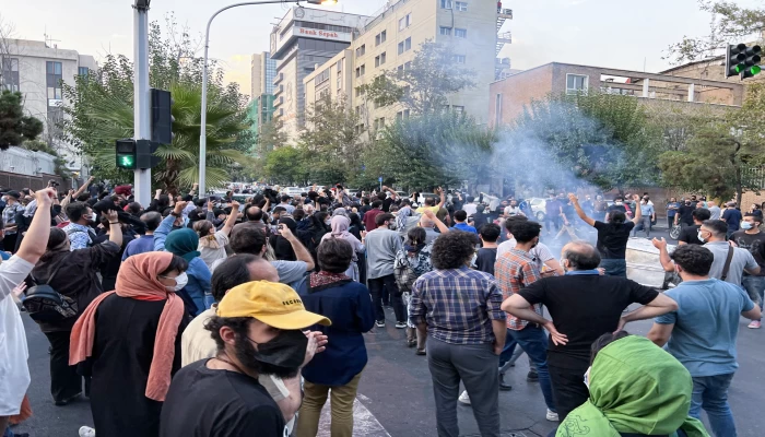 إيران تحجب شبكات تواصل اجتماعي بعد مظاهرات سقط فيها قتلى