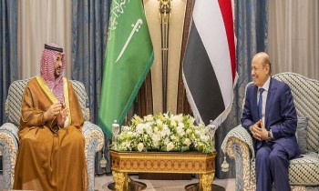 وزير الدفاع السعودي يبحث مع العليمي سبل تحقيق الاستقرار باليمن