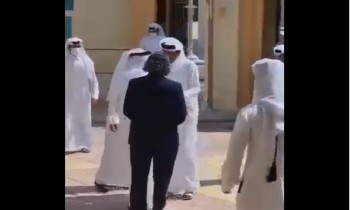 أمير قطر يعزي عائلة الشيخ القرضاوي في منزلهم بالدوحة