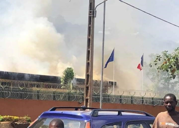 بعد انقلاب عسكري.. حريق يلتهم سفارة فرنسا في بوركينا فاسو