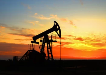 ارتفاع في أسعار النفط قبل قرار متوقع بخفض الإنتاج
