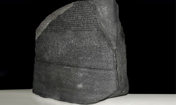 200 عام على فك رموزه.. علماء آثار مصريون يطالبون باستعادة "حجر رشيد"