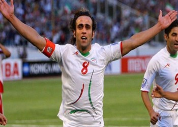إيران تلاحق لاعبها علي كريمي لدعمه الاحتجاجات ضد وفاة أميني