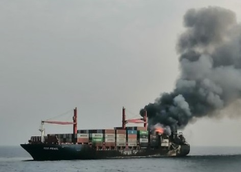 حرس الحدود السعودي ينقذ سفينة بنمية تعرضت لحريق