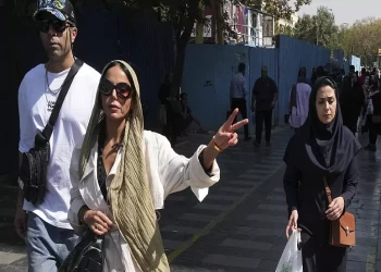 انتحار ومرض دماغي.. السلطات الإيرانية تتبرأ من قتل مهسا وسارينا