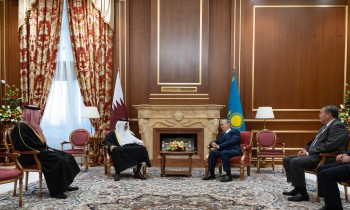 أمير قطر يصل إلى كازاخستان ويجري محادثات مع رئيسها