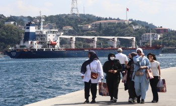 سفن الحبوب الأوكرانية.. زحام أمام مضيق إسطنبول وشكاوى من مدة التفتيش