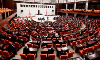 برلمان تركيا يمرر قانونا يكافح نشر أخبار كاذبة أو مضلّلة