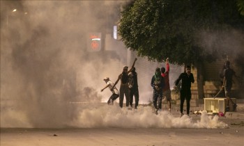 لثالث ليلة.. تجدد الصدامات بين محتجين وقوات الشرطة في تونس