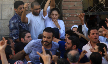 بعد هروبها من مصر.. شقيقة علاء عبدالفتاح: شاهدت معتقلين يتعرضون للتعذيب