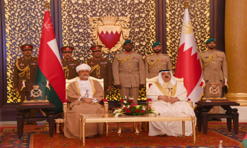 التقى ملكها وشهد توقيع 24 اتفاقية.. سلطان عمان يبدأ زيارة إلى البحرين