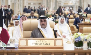أول زعيم خليجي.. أمير قطر يشارك رسميا بقمة الجزائر