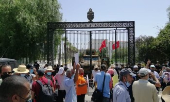 تونس.. اتحاد الشغل يتهم الحكومة بالتعهد ببيع بنك ومصنع حكوميين