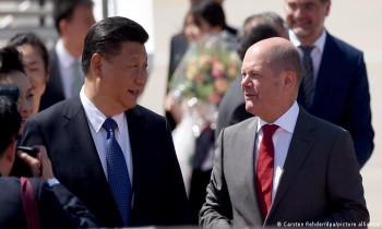 رغم التحدي الغربي للصين.. شولتس يصل إلى بكين لتعزيز العلاقات