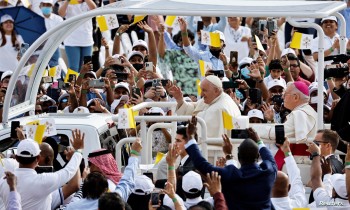 بحضور جماهيري حاشد.. البابا فرنسيس يترأس قداسا باستاد البحرين الوطني