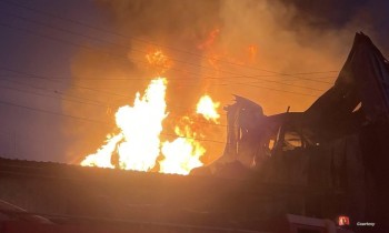 اندلاع حريق هائل بمخازن عطور في بغداد (فيديو)