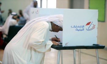 في غياب المعارضة.. إعادة على أغلب مقاعد الانتخابات النيابية والبلدية بالبحرين