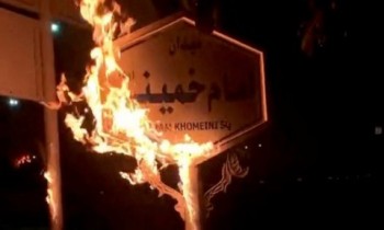 إيران.. محتجون يشعلون النار في المنزل القديم للخميني