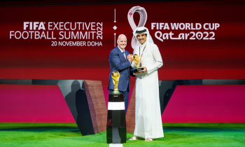 أمير قطر يرحب بأسرة كرة القدم وأساطيرها حول العالم