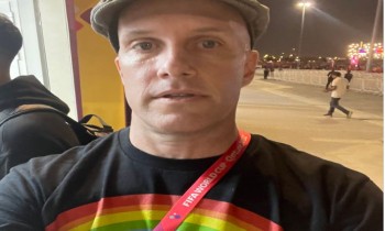 قطر.. الأمن يحتجز صحفيا أمريكيا لارتدائه قميصا يدعم المثليين