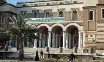 المركزي الليبي يعلن تعليق عمله رفضا لقرار إقالة محافظه